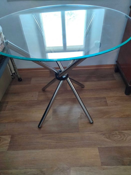 Продаю стіл зі скляною кришкою