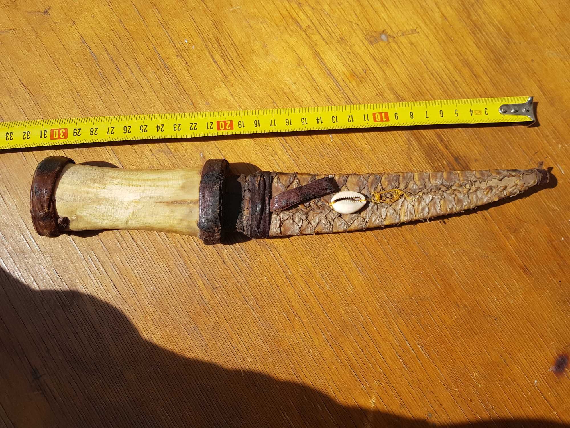 Bardzo stary nóż myśliwski skóra kość