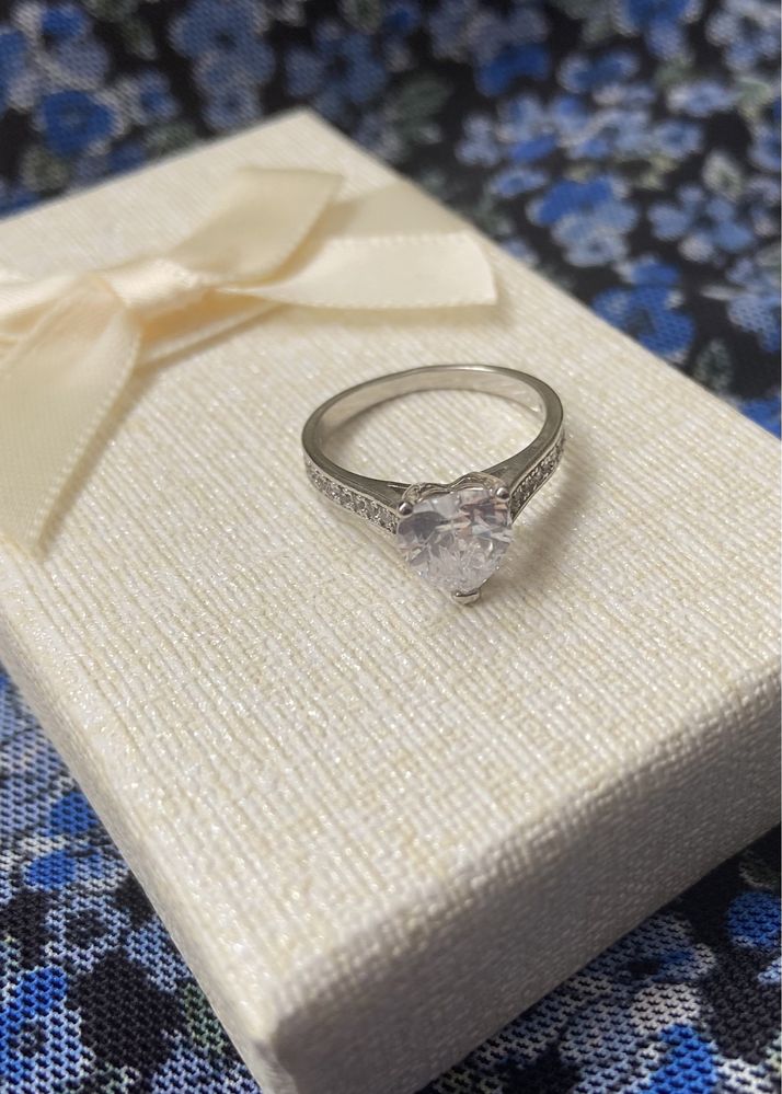 Nowy piękny pierścionek zdobiony cyrkonami z serduszkiem
