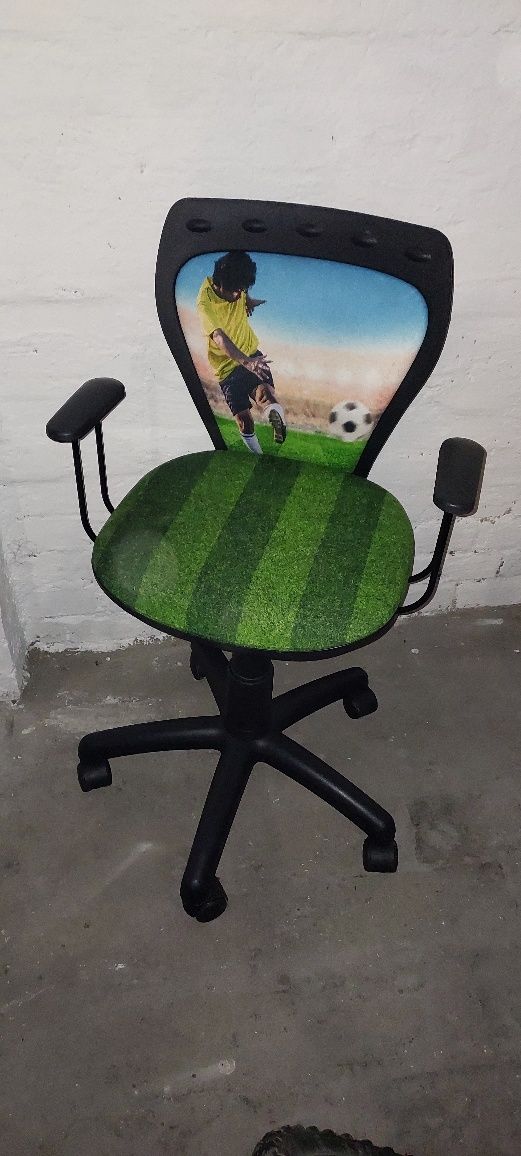 Fotel do biurka dla chłopca.