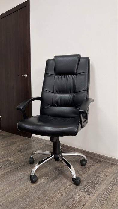 Офісне крісло на колесиках