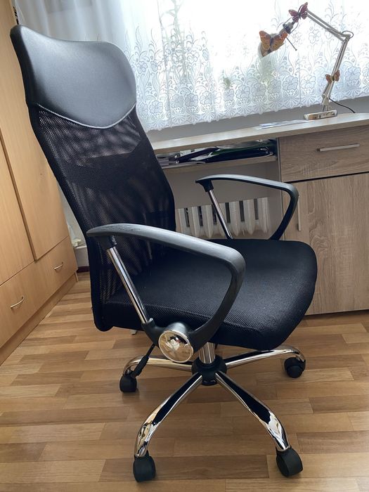 Biurko w kolorze jasnego jesionu z wysuwaną półką, szufladą i szafką