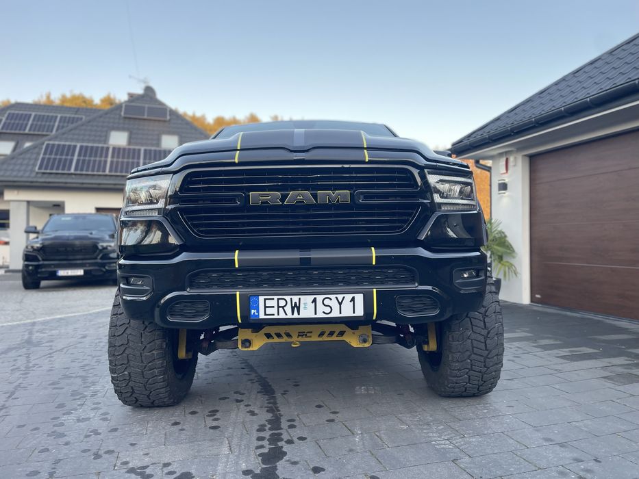 Ram 1500 Sport 5.7 LPG lift 6” duzy byk czarny zarejestrowany kola 37”