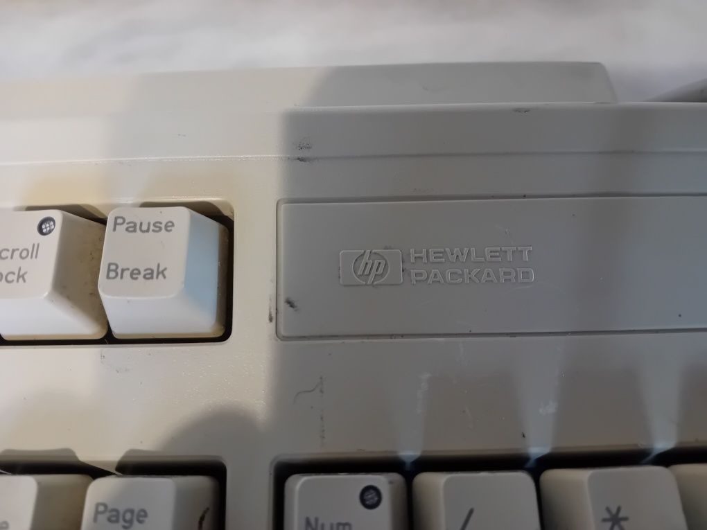 Conjunto de Teclado e Rato Antigos