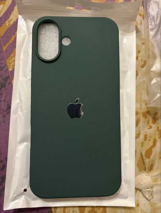 Чохол iPhone 16 Plus темно-зелений з металевим логотипом Apple