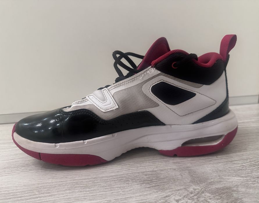 Jordan Stay Loyal 3 у біло-чорно-червоній кольоровій гамі