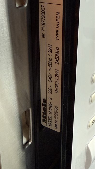 Вбудована мікрохвильовка M 8160