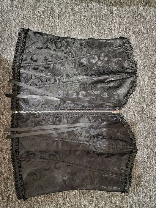 Czarny gorset z falbanką 3XL