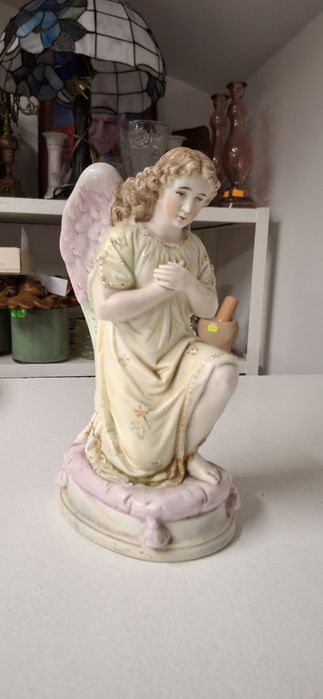 Piękna Duża nie powtarzalna figura klęczącego Anioła