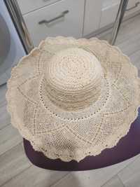 Біла літня шляпа