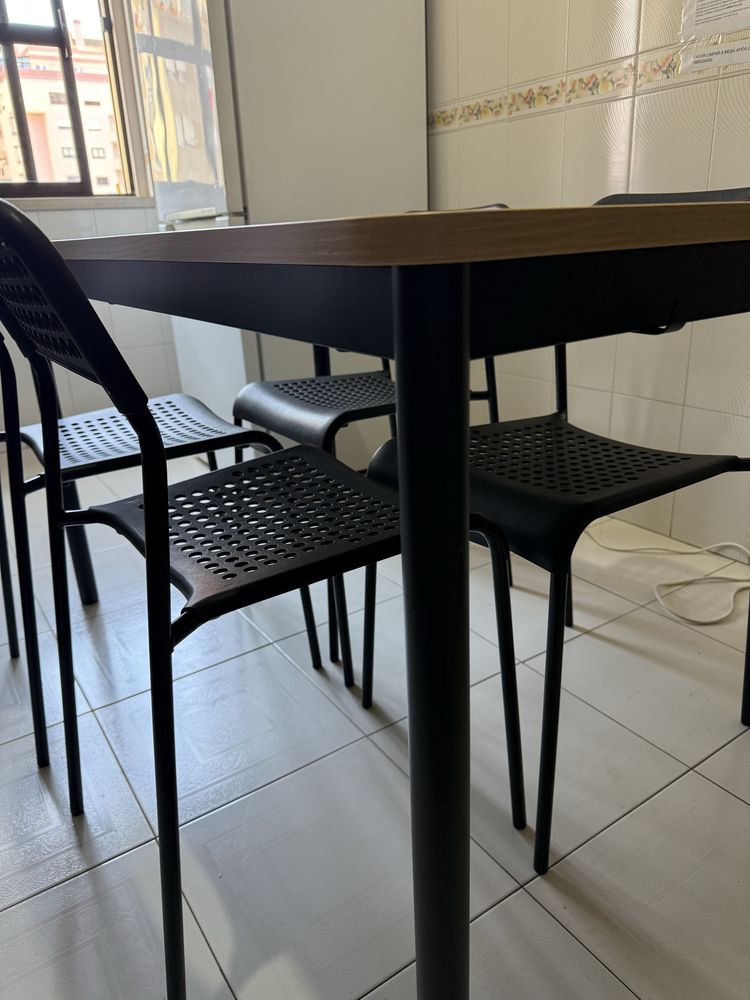 Mesa com 4 cadeiras