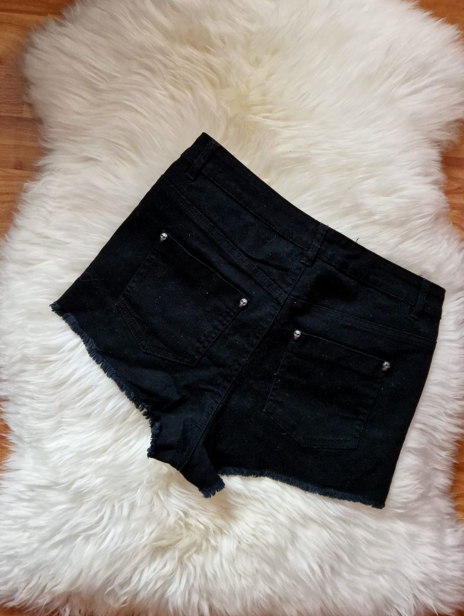 Krótkie spodenki szorty jeansowe z ozdobnymi metalowymi dżetami S
