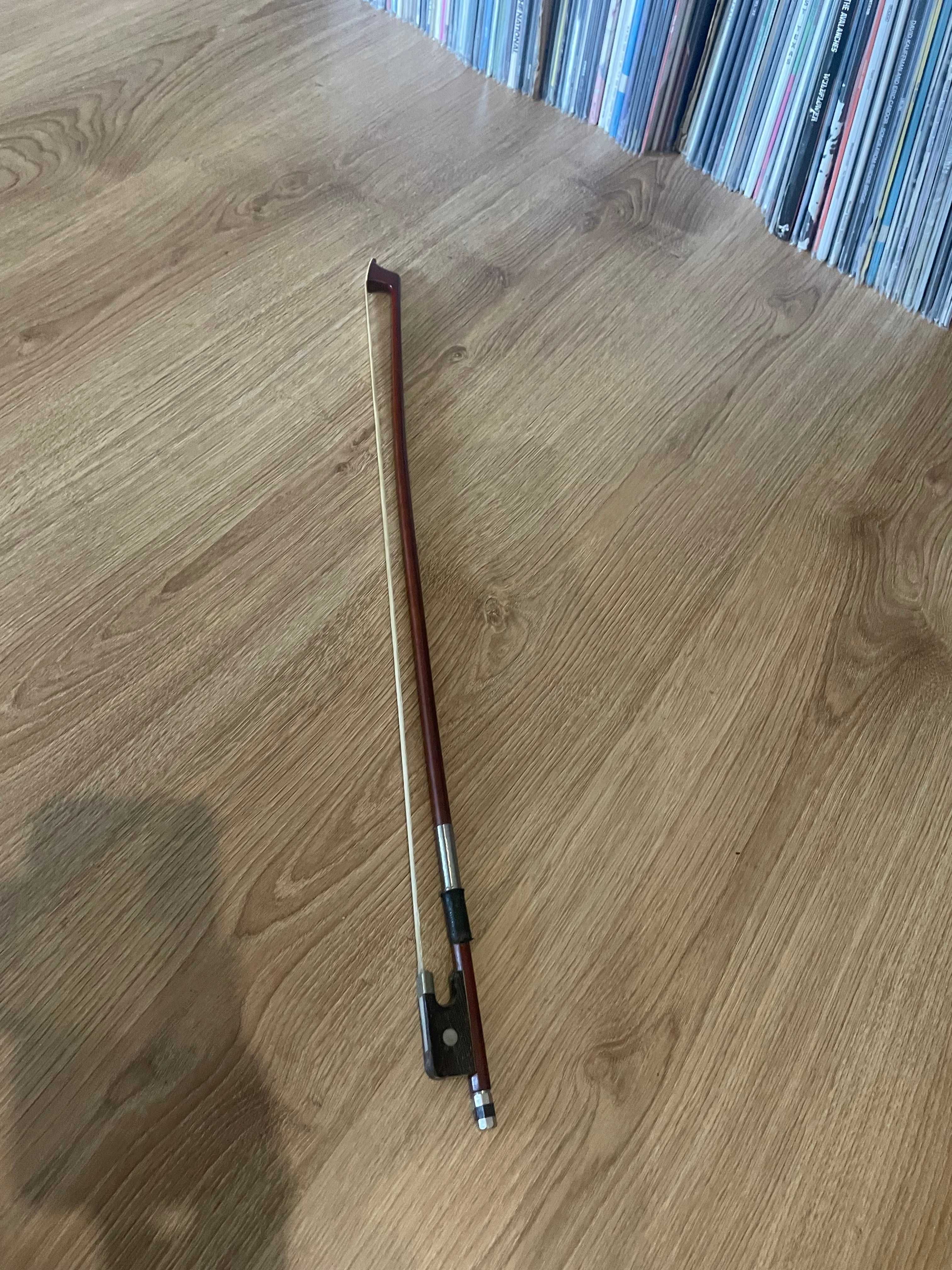 Violoncelo usado com suporte tripé