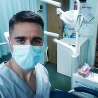Врач-стоматолог  лечение чистка