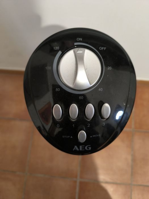 Ventilador preto em torre da AEG