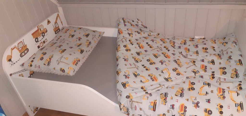 Łóżko dziecięce i skrzynia na zabawki