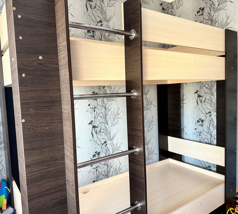 Двоярусне ліжко .