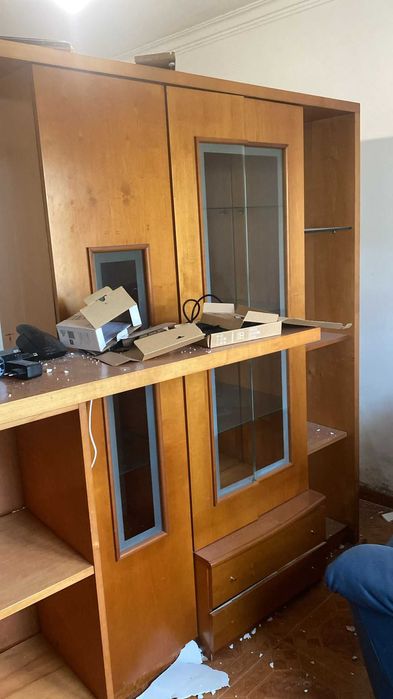 Móvel de sala com marcas de uso