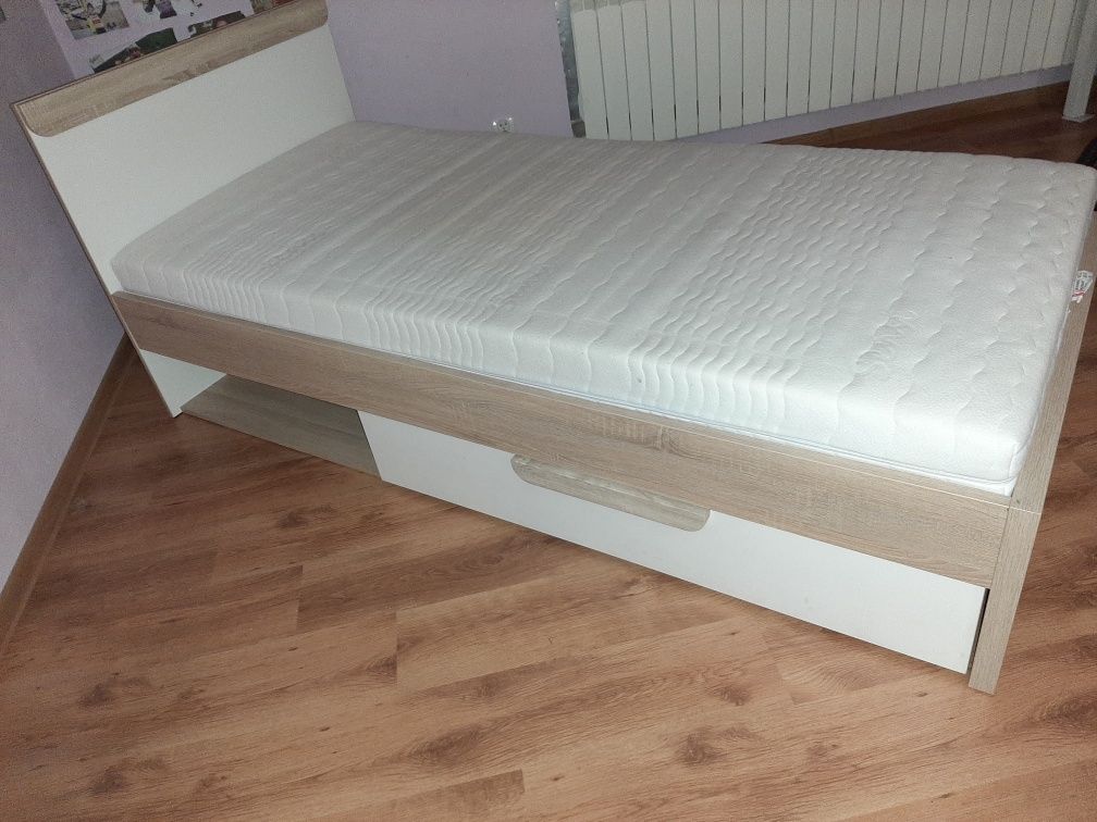 Solidne łóżko z materacem z Agata Meble