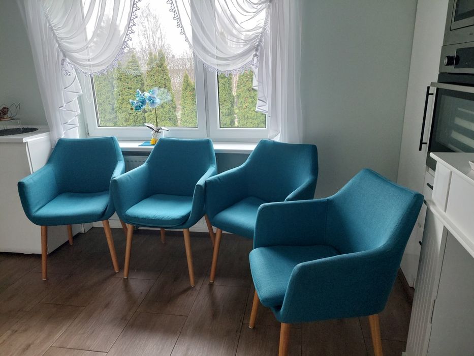 Cztery turkusowe krzesła fotele