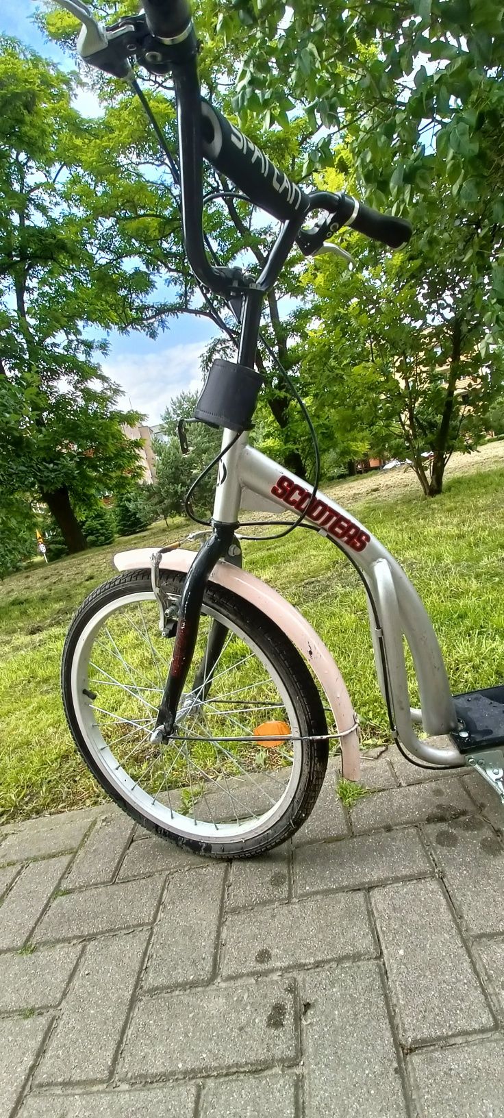 Hulajnoga z dużymi oponami