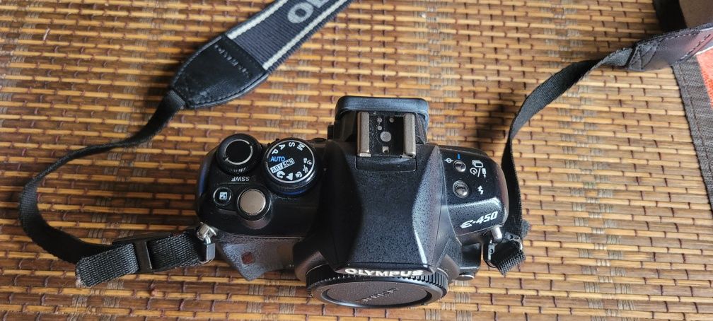 продам фотокамеру OLYMPUS E-450