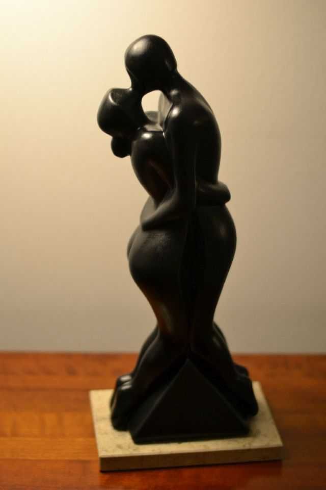 Escultura com figura de casal e base em pedra