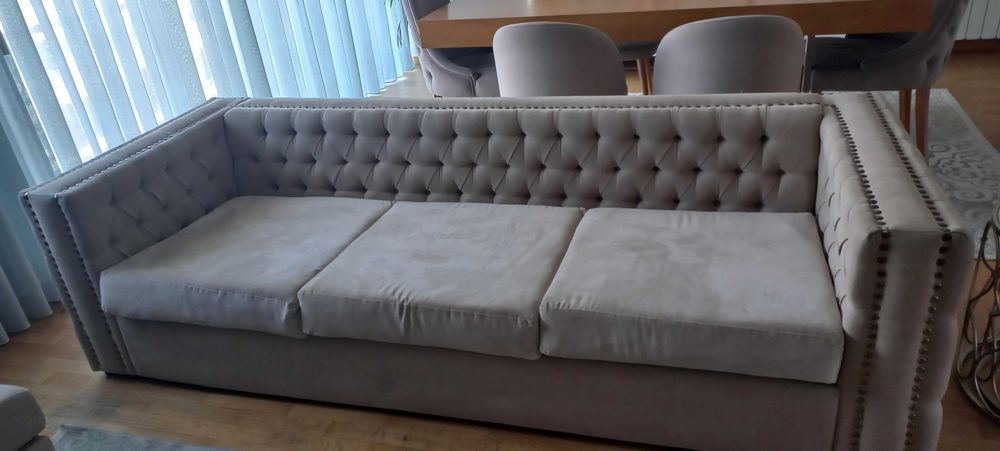 Sofá bege com capitoné