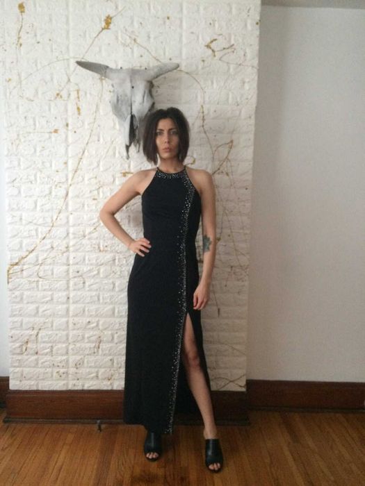 Zjawiskowa suknia z rozcieciem na nodze