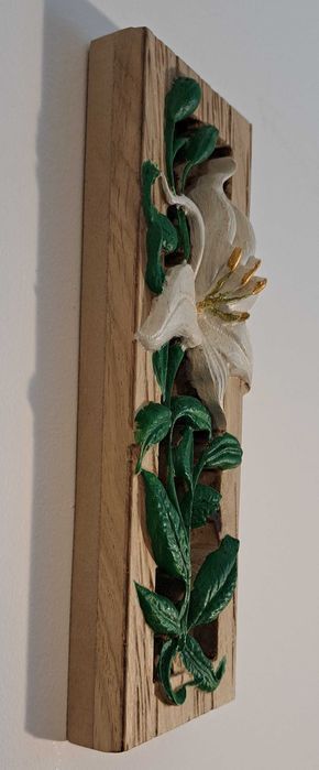 Kwiat lilii, ręcznie malowany, płaskorzeźba w drewnie PIĘKNA
