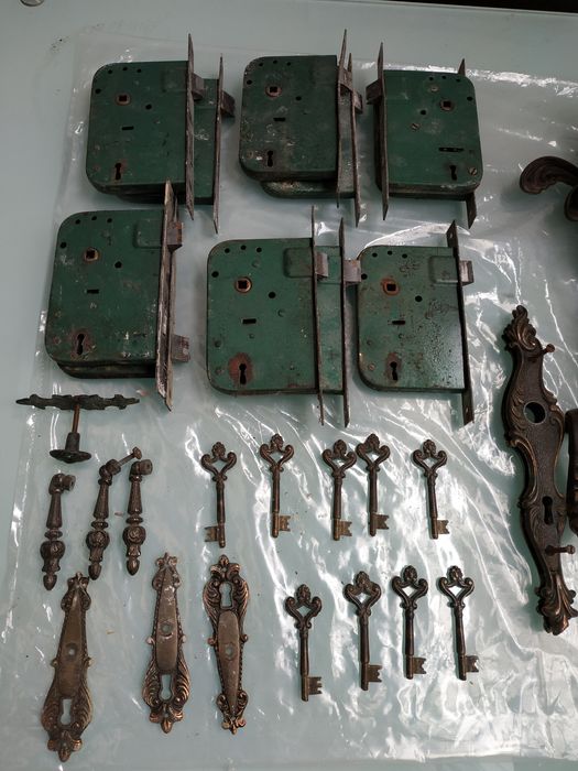 Lote de 10 puxadores e 10 fechaduras Vintage com chaves