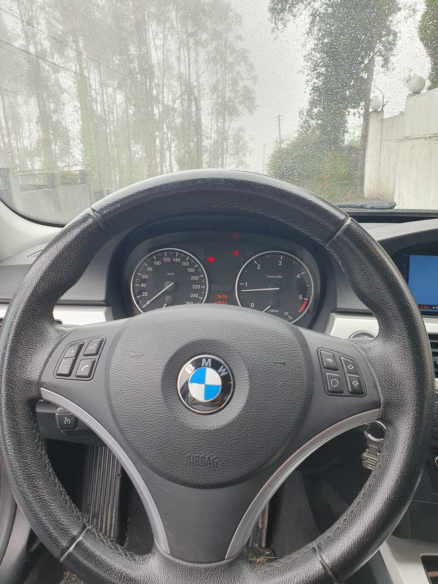BMW 318 d Touring Auto Preto (Março 2011)