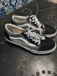 Vans pretos e brancos