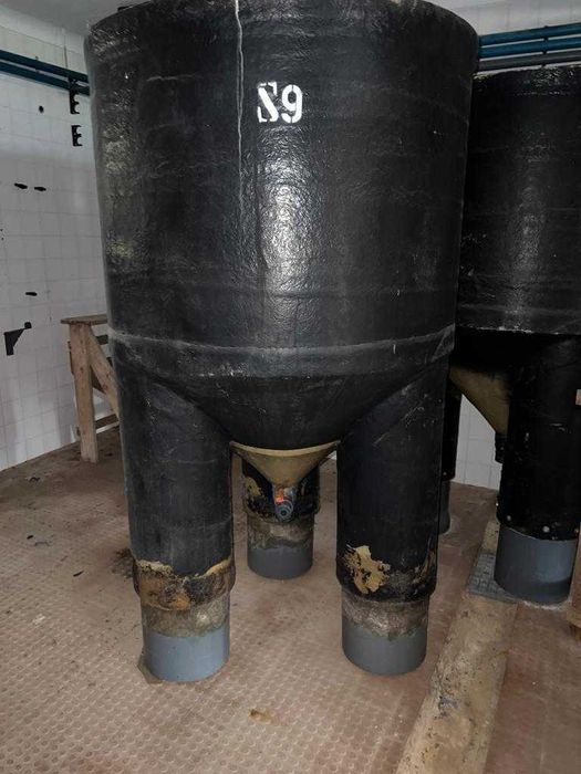 Tanques de fibra (5; 2m3; 1.5; 0.5m3) e filtros de gravilha e areia