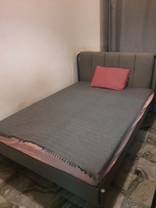 Cama com colchão e estrado