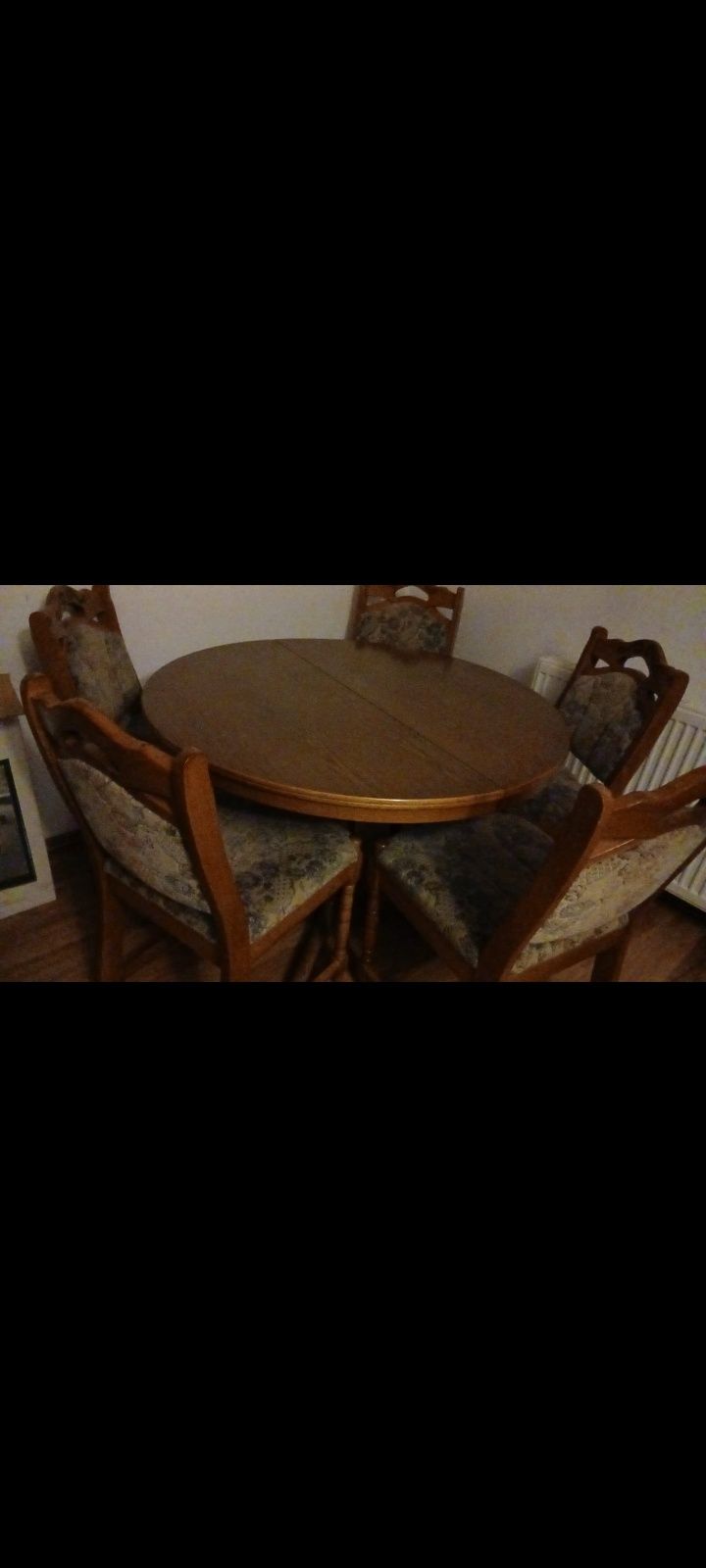 Stół z pięcìoma krzesłami