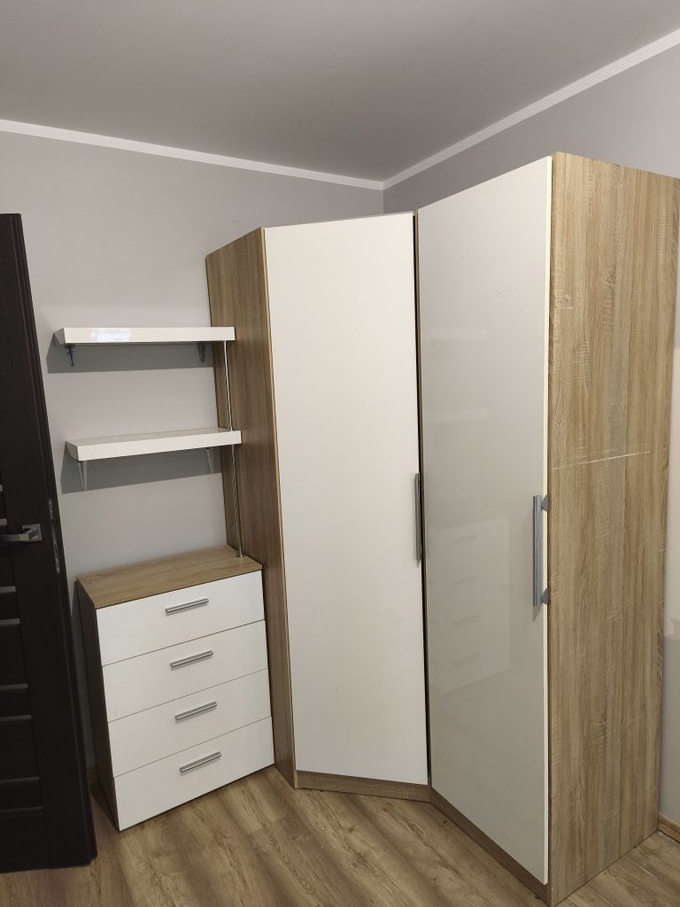 Sprzedam szafę narożną plus komodę z szufladami oraz dwie półki