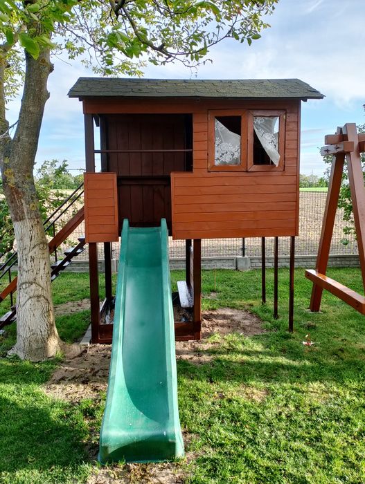 Plac zabaw domek zjeżdżalnia piaskownica