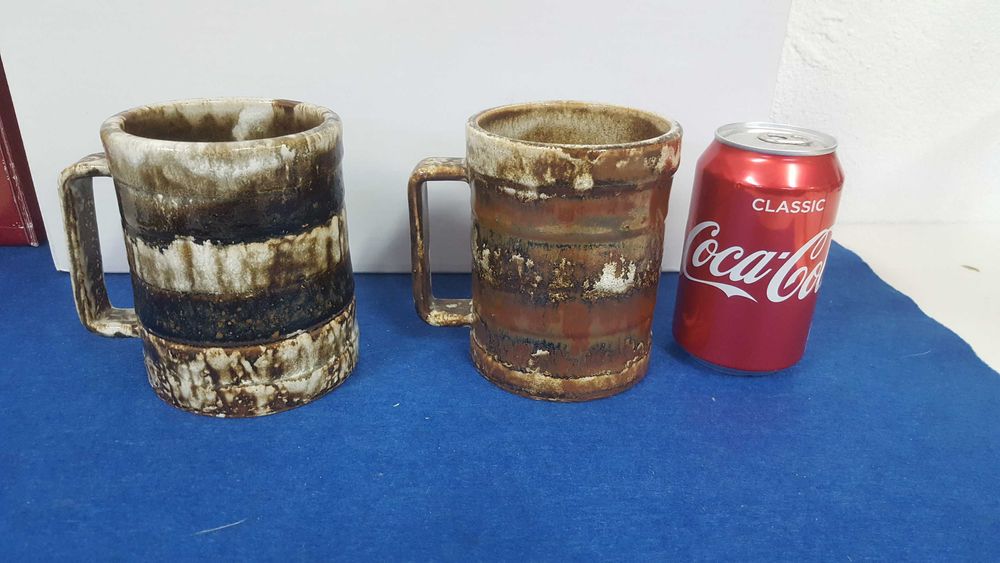 Raro par de canecas em cerâmica modernista marcadas Devica
