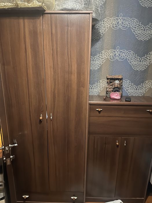 Шкаф Купе,Стол и стулья,Кровати,Продажа  с переездом.Срочно!