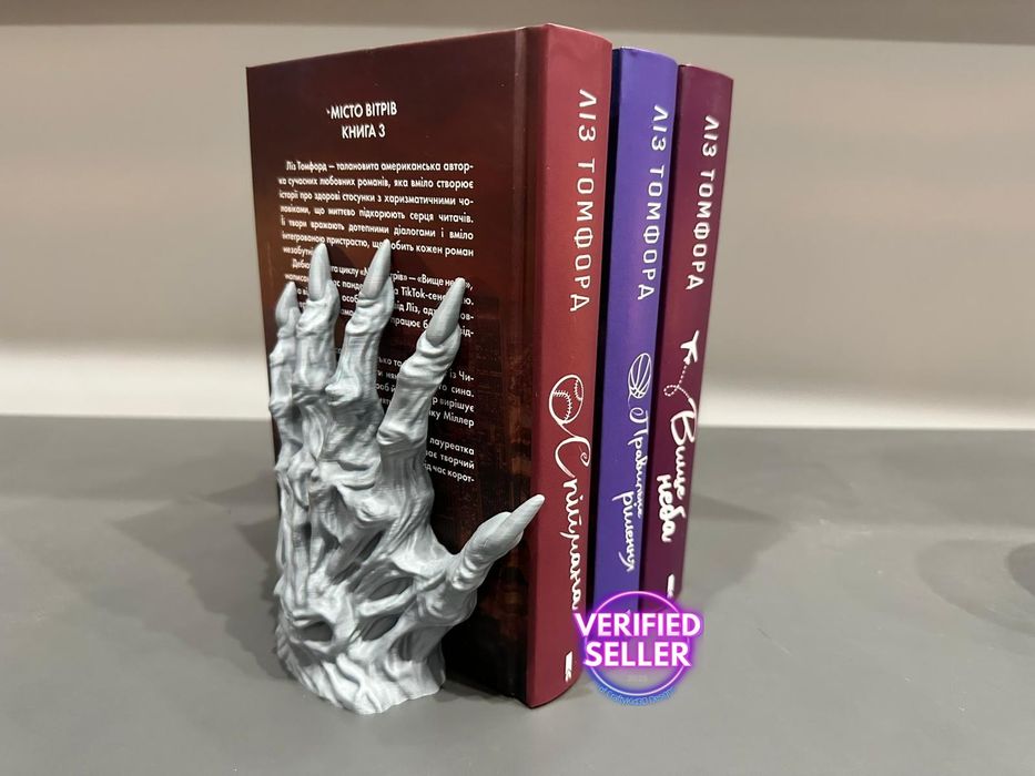 Ozdoba na regał z książkami, ręka podtrzymująca serię książek