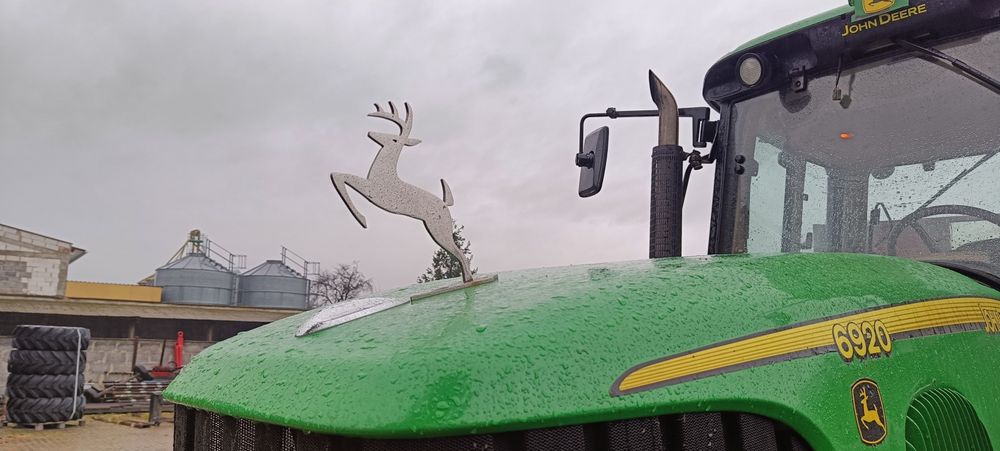 Jelonek na maskę John Deere 17cm 4mm logo emblemat znaczek celownik JD