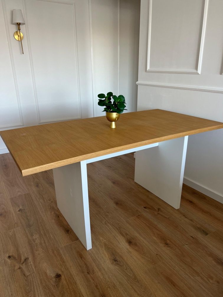 Mesa de jantar estilo contemporâneo – Carvalho e MDF branco – 100€