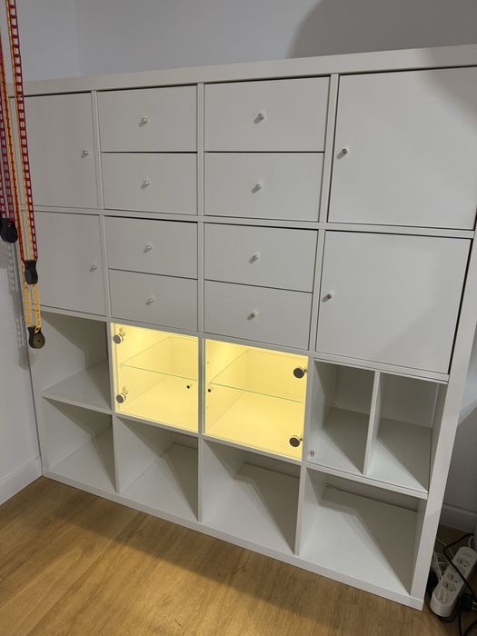 Kalax ikea regal biurowy z wkladami i oswietleniem