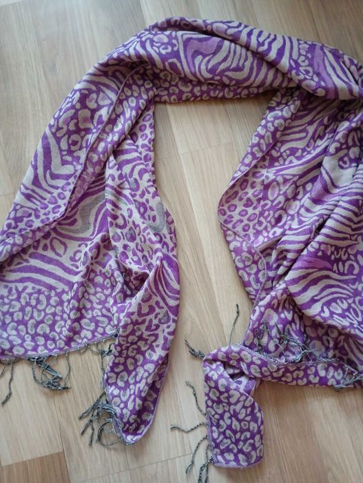 Fioletowy szal z frędzlami