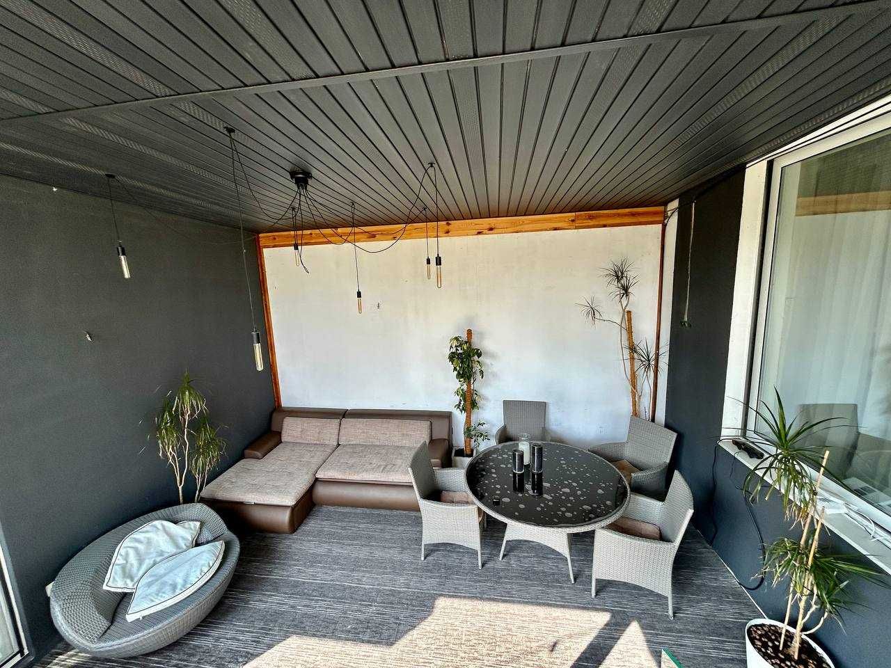 Сучасний будинок у стилі хай-тек з гостьовим котеджем та SPA-зоною