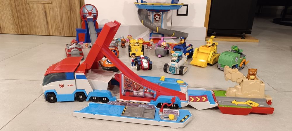 Zestaw Psi Patrol – wieża, pojazdy, figurki, autobus, stan dobr