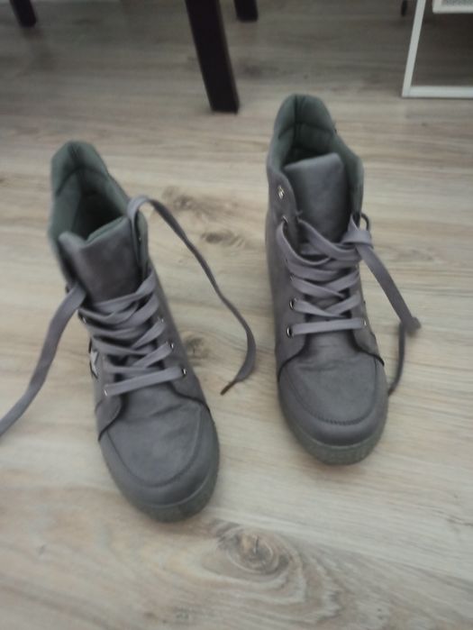 Sneakersy na koturnie