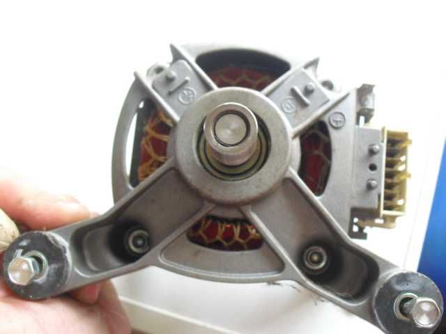 Двигатель,мотор на стиральную машинку ARISTON- AVSL-109