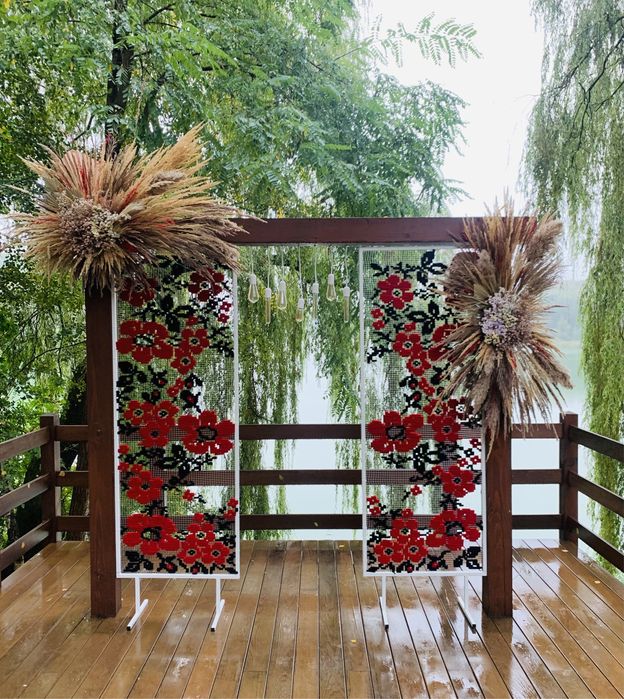 Оренда фотозони в стилі української вишивки